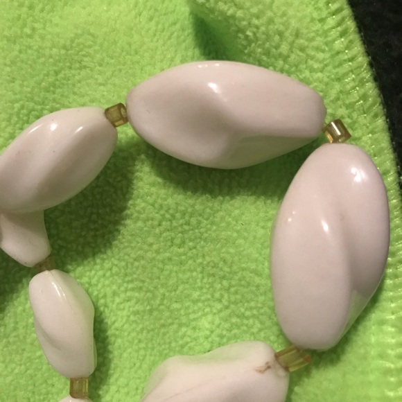 white beaded 18” carved-look acrylic graduated bead size necklace Barbie Vintage - Picture 3 of 4